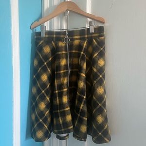 Midnight hour hot topic yellow and black pleated o ring plaid skirt | size xs-m